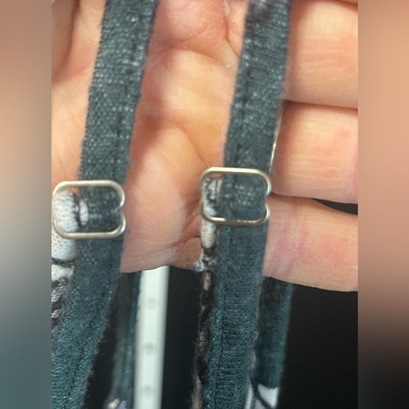 XL cute spaghetti strap blouse with faux wrap & Peplin on bottom for flattering - Picture 4 of 5